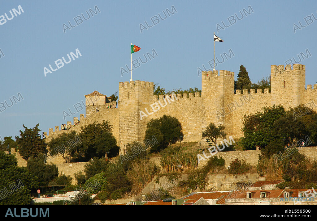 Portugal. Lisboa. Vista del Castillo de San Jorge (Castelo de Sao Jorge). Albergó la corte portuguesa entre los siglos XIV y XV. Su aspecto actual se debe a la restauración efectuada en el año 1938.