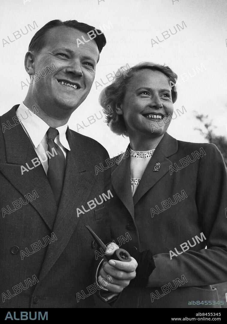 DANMARK KÖPENHAMN 1950.. Orig. bildtext... SWEDISH ACTRESS AND AUTHORESS BIRGIT TENGROTH ENGAGED TO DANISH MINISTER OF COMMERCE. Stockholm, May 20th, Birgit Tengroth, wellknown Swedish actress and also known as authoress of two remarkable books (the novel Thirst and the short stories Night portière) recently announced her engagement to Mr. Jens Otto Krag, the Danish Minister of Commerce, 36. When or where the marriage will take place is not yet announced. Our photo shows: Birgit Tengroth, former wife of Swedish journalist Stig Ahlgren, shown above with her fiancé, Mr. Jens Otto Krag, Danish Minister of Commerce, in Copenhagen. Not. Handelsminister Kragh og den svenske skuespillerinde Birgith Tengroth. Anm. J O Krag, 1914-1978, dansk politiker, handelsminister 1947-1950 B Tengroth, 1915-1983, svensk skådespelare och författare, gift med Krag 1950-1952 Pipor Leenden Förlovningar persons: JENS OTTO KRAG;BIRGITH TENGROTH sites: SVERIGE*;KÖPENHAMN;DANMARK.
