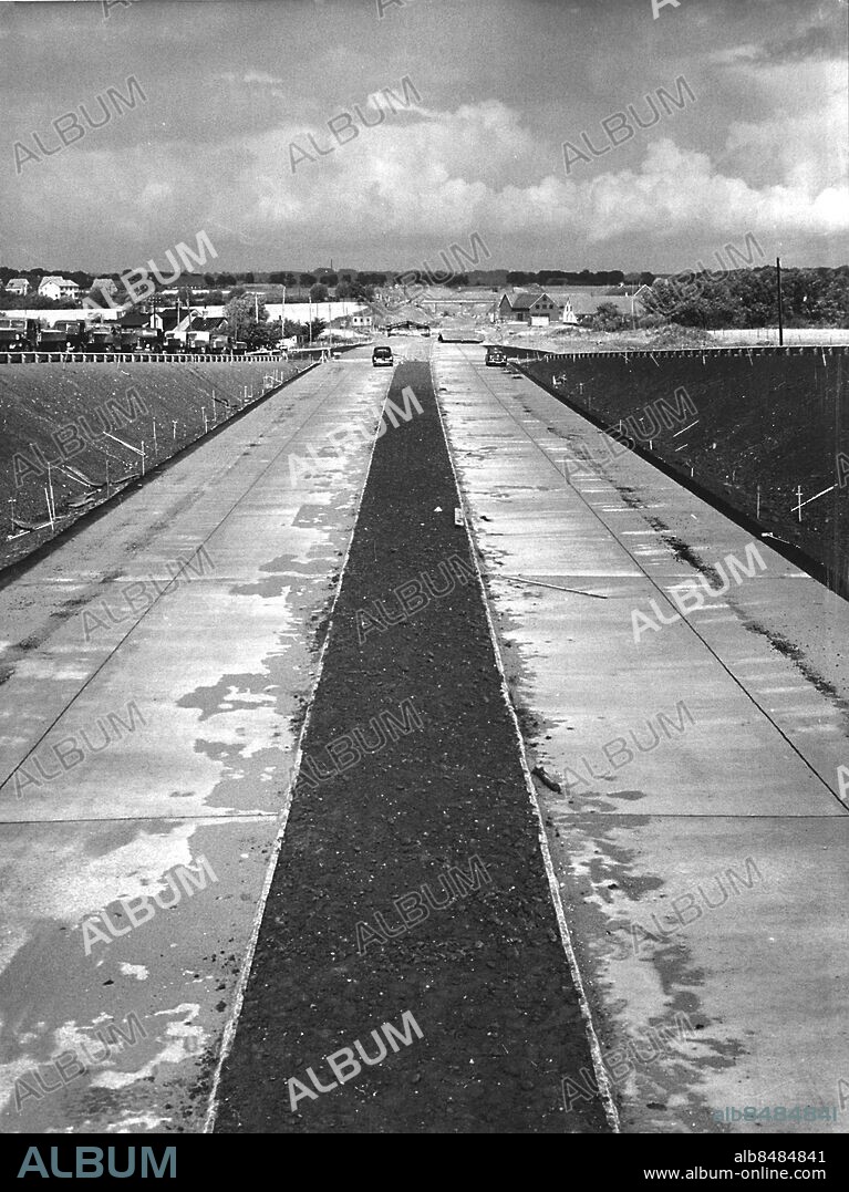 Malmö 1953-08-06. Bygget av den nya autostradan, motorvägen mellan Malmö och Lund. Autostradan är färdiggjuten fram till trafikplatsen vid Höje å.. Motorvägar E 22. Foto Ernst Henriksson / Sydsvenskan / SCANPIX / Kod 73035. **OUT Kvällsposten, Skånska Dagbladet, Metro Skåne**. *** BETALBILD ***.