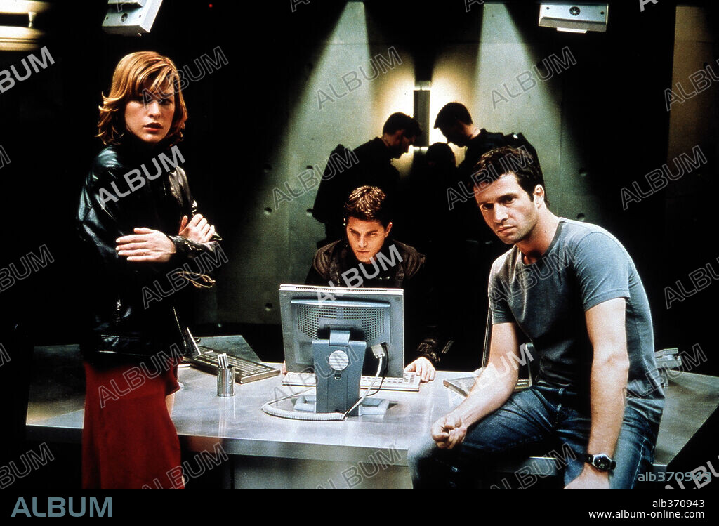 ERIC MABIUS y MILLA JOVOVICH en RESIDENT EVIL, 2002, dirigida por PAUL W. S. ANDERSON. Copyright CONSTANTIN FILM / KONOW, ROLF.