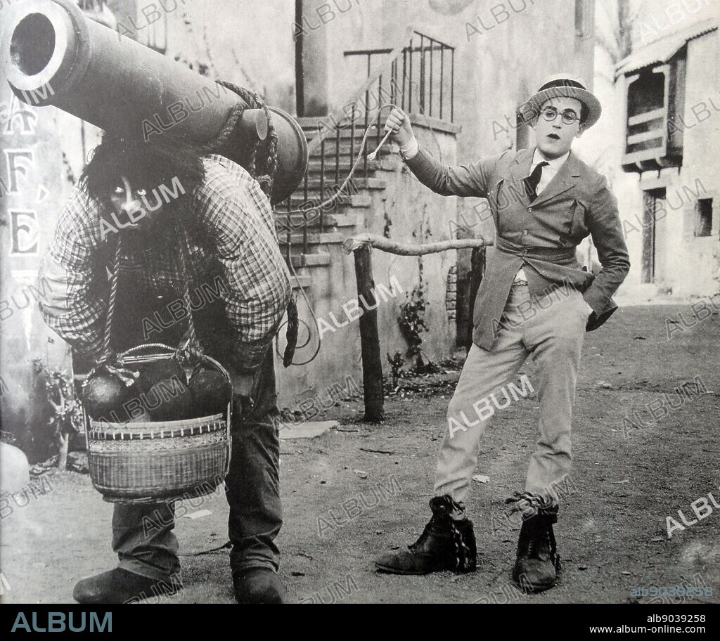 Harold Lloyd and john Aasen (Giant) in 'why worry' a 1923 American comedy silent film.