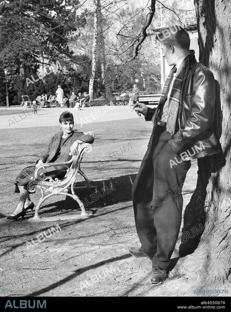 A flirt in the park, Trelleborg, Sweden, 1960. From the Trelleborgs Museum Collection.