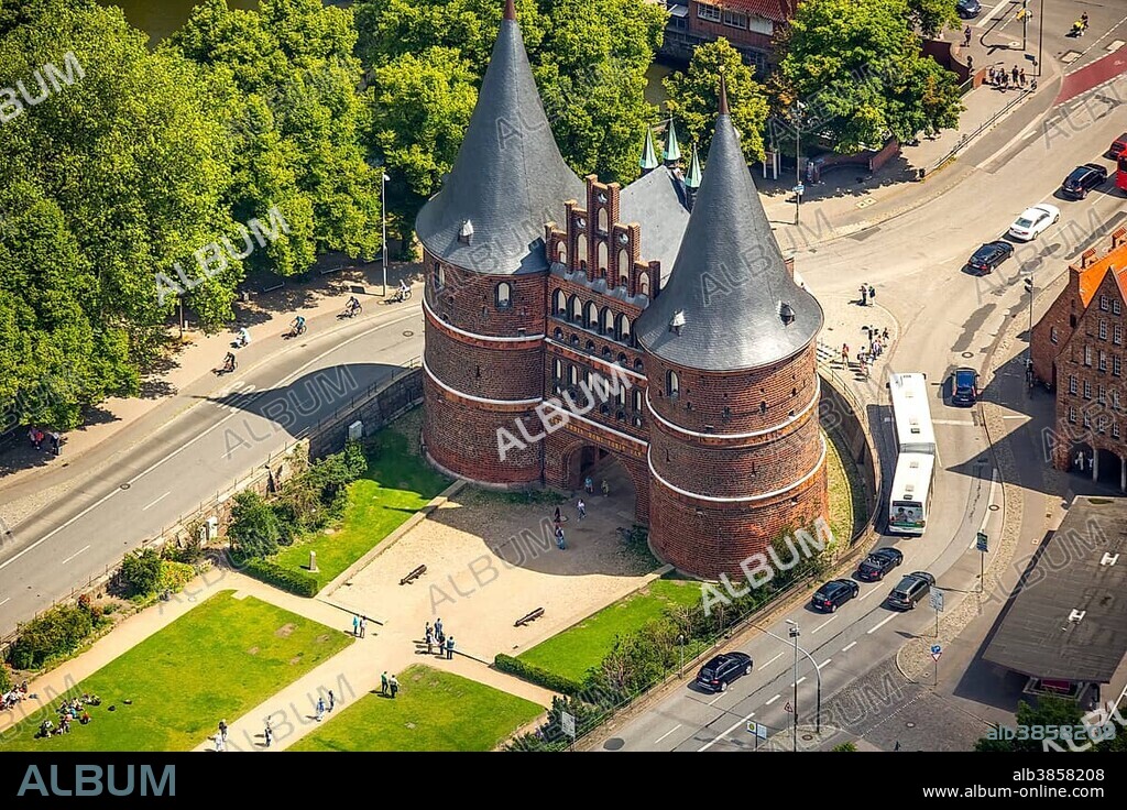 Holsten Gate, late Gothic city gate, landmark of Lübeck, Bay of Lübeck, Lübeck, Schleswig-Holstein, Germany, Europe.