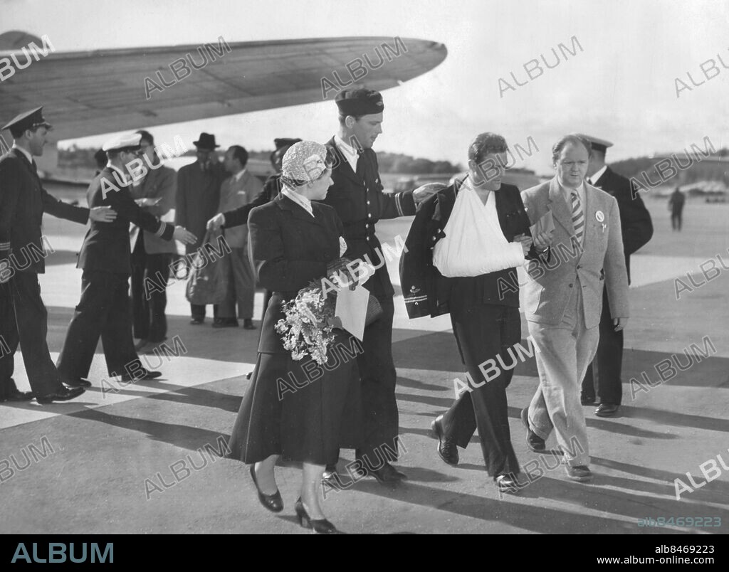 ©SCANPIX SWEDEN, 1952-06-16.. Catalinaaffären. På bilden ser vi Catalinaplanets skadade pilot, fanjunkare Karl Olov Axel Arbin, med armen i band, då han kom till Bromma från Hangö. Här följs han från flygplanet till ambulansen av sin hustru Britt, fanjunkare B. Alpgård och sjukvårdsförman A. Stüff.. Foto: Scanpix. Code: 20360.