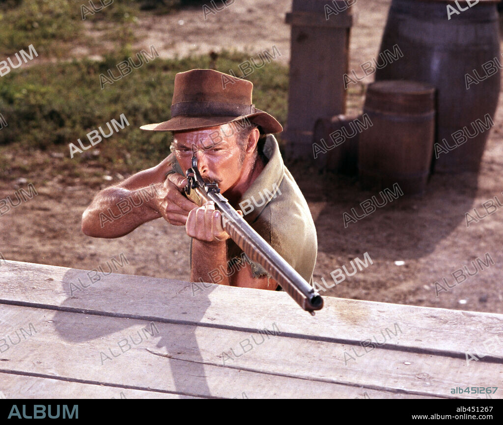 LEE VAN CLEEF en LOS FORAJIDOS DE RÍO BRAVO, 1970 (BARQUERO), dirigida por GORDON DOUGLAS.