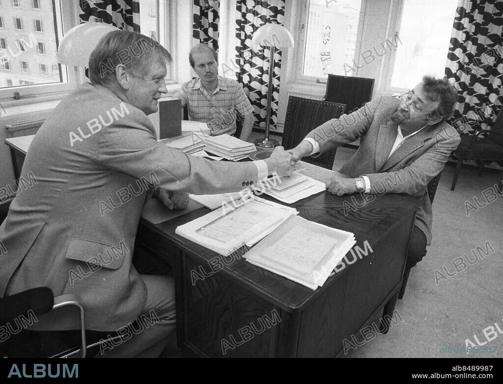 ARKIV 830829 - Cornelis Vreeswijk tillsammans med kronofogde Bertil Björnsson 1983.. Foto: Roger Turesson Kod: 42. COPYRIGHT PRESSENS BILD.