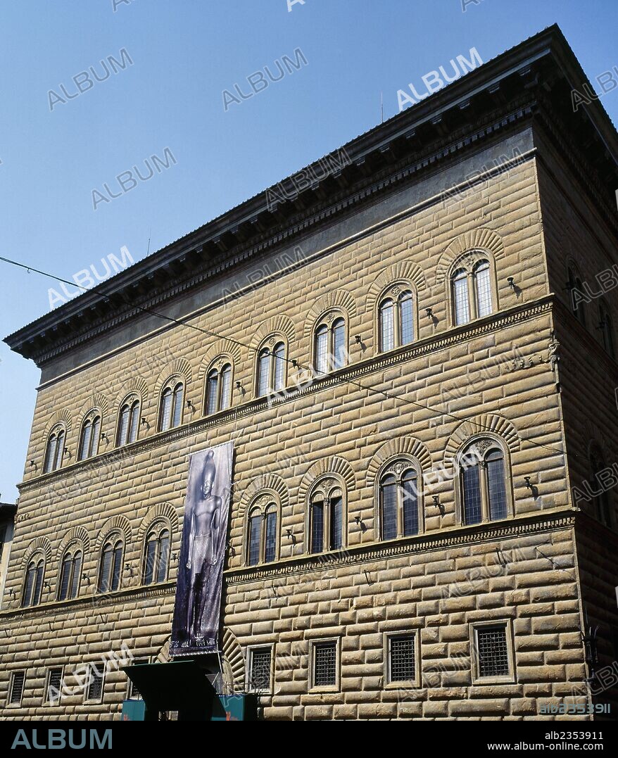 ITALIA. FLORENCIA. Vista general de la fachada renacentista del PALAZZO STROZZI, realizada siguiendo la técnica del "almohadillado". Su construcción duró de 1491 a 1536, interviniendo tres grandes arquitectos: Giuliano da SANGALLO, Benedetto da MAIANO y Simone del POLLAIUOLO. La Toscana.