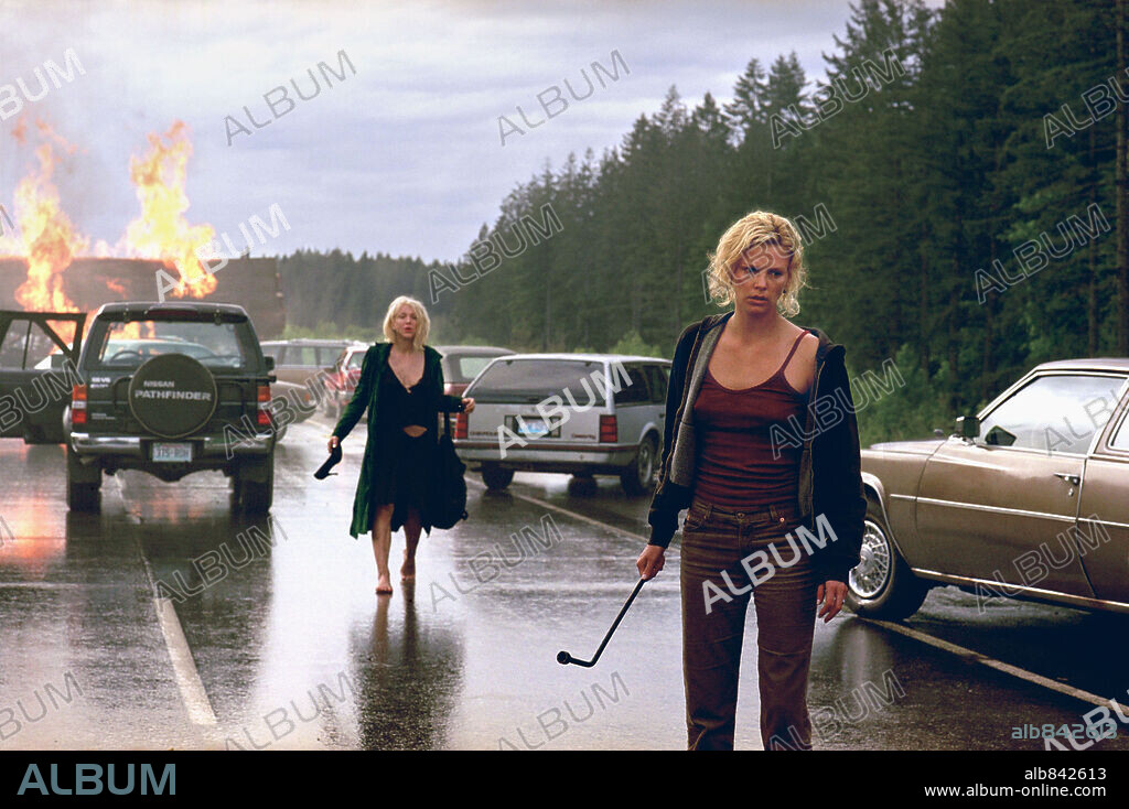 CHARLIZE THERON y COURTNEY LOVE en ATRAPADA, 2002 (TRAPPED), dirigida por LUIS MANDOKI. Copyright COLUMBIA PICTURES / RAFY.