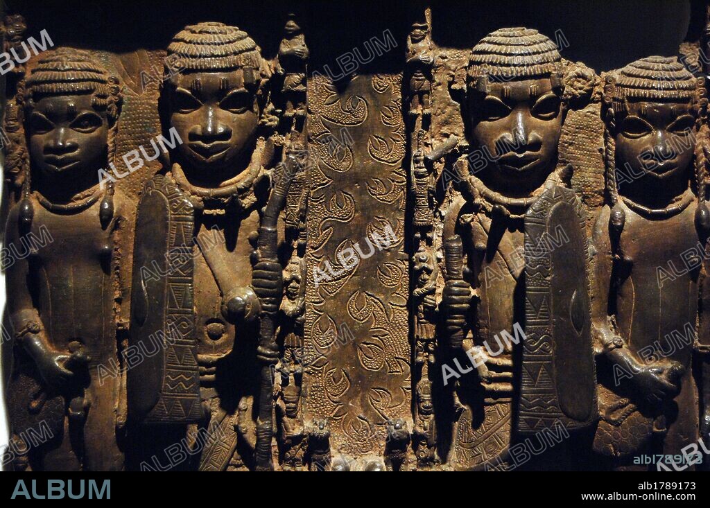 ARTE AFRICANO. NIGERIA. S. XVI. BRONCES DE BENIN. Detalle de un bronce que muestra la FACHADA DEL PALACIO REAL DE BENIN CON ESCENA DE CORTE Y PROTOCOLO. Estarían ubicados en los pilares que sostendrían la cubierta del Palacio Real de Benin. Bronce o latón. Museo Británico. Londres. Inglaterra. Reino Unido.