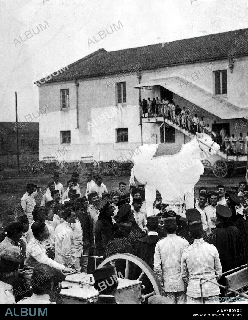 2 diciembre 1911. Fiestas de la Patrona de Artillería. Suelta de Globos en el cuartel del cuarto regimiento montado en Carabanchel, con motivo de las Fiestas de santa Barbara.