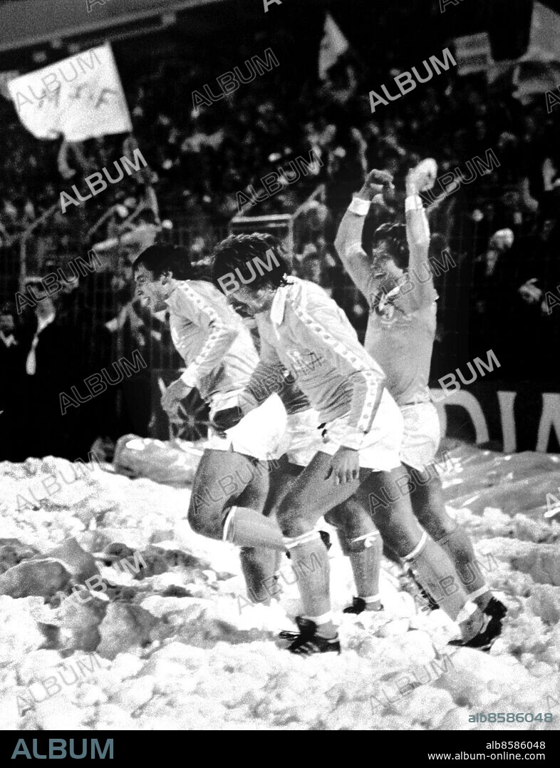 Malmö 1979-03-21. Malmö FF i Europacupen 1978/1979.. Tore Cervin, Roy Andersson och Tommy Hansson jublar efter Tore Cervins mål på Wisla Krakow under Europacupen 1979. Foto Torbjörn Carlson / Sydsvenskan / SCANPIX. **OUT Kvällsposten, Skånska Dagbladet, Metro Skåne**. ***BETALBILD***.