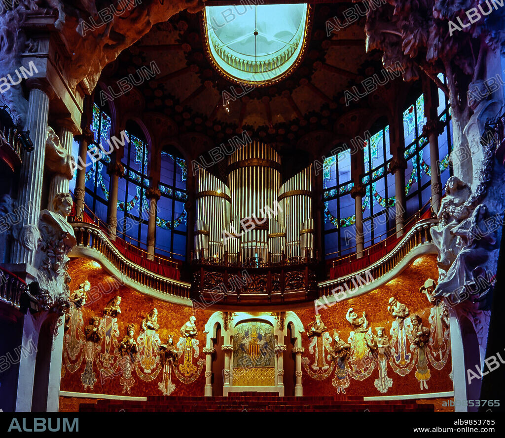Detalle del las Musas del escenario del Palau de la Música Catalana de Barcelona, 1908. Autores: Domenech i Muntaner, Eusebi Arnau y Lluís Bru.