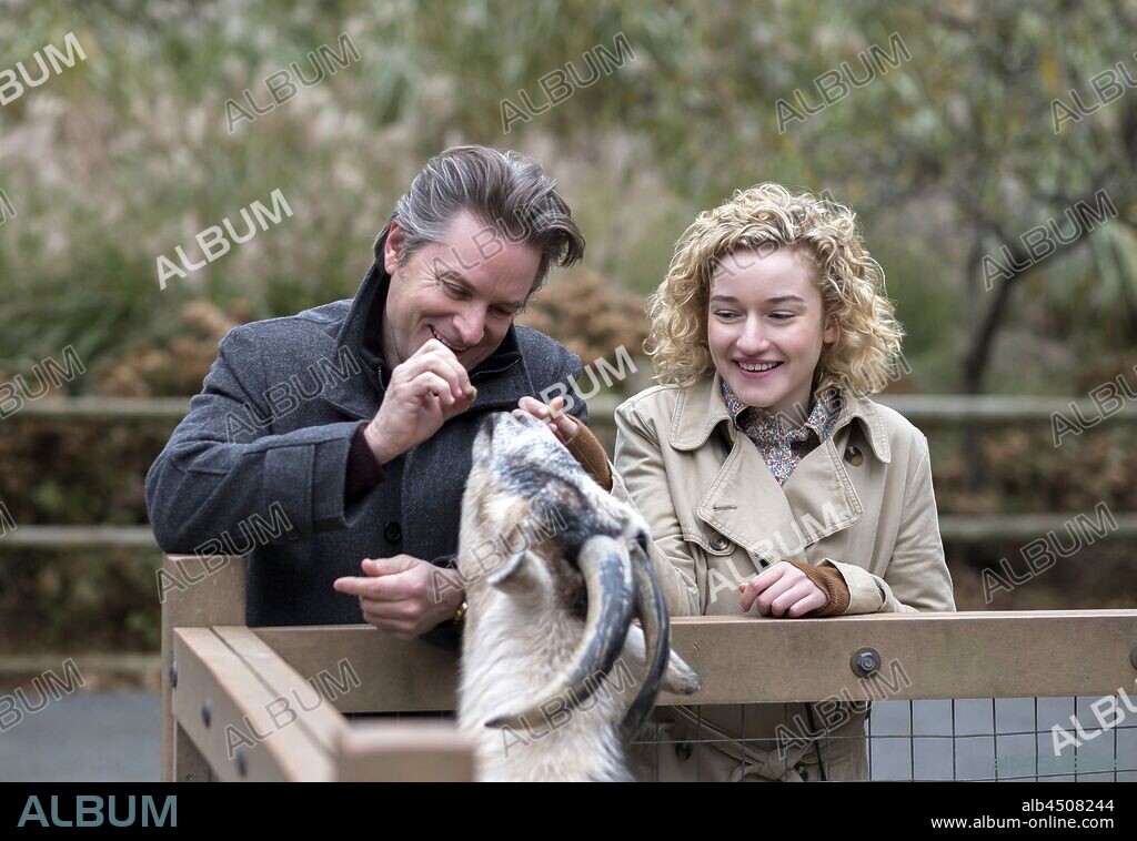 JULIA GARNER y SHEA WHIGHAM en MODERN LOVE, 2019, dirigida por EMMY ROSSUM, JOHN CARNEY y SHARON HORGAN. Copyright AMAZON STUDIOS.