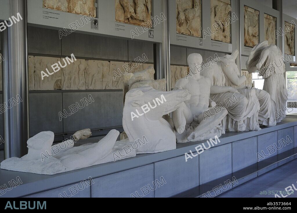 Réplica del frontón oriental (este) del Partenón. Nacimiento de Atenea. Figuras que representan a dioses. Estilo Clásico. Siglo V a. C. Museo de la Acrópolis (Acropolis Museum). Atenas, Grecia.