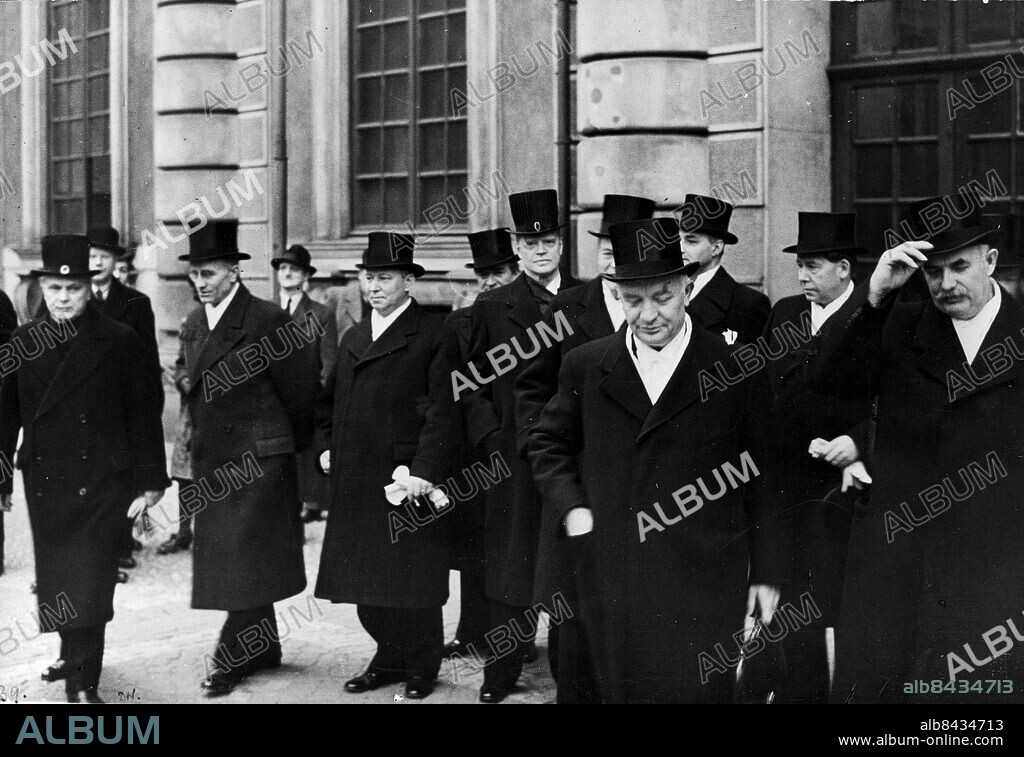 STOCKHOLM 1939 . Samlingsregeringen (1939-1945) kommer ut från slottet efter konselj. Fr v ses bl a Gösta Bagge, G Andersson, Thorvald Bergquist, Gustaf Möller, K.G. Westman, statsminister Per Albin Hansson, Fritiof Domö och Axel Pehrsson-Brahmstorp. Foto: Pressens Bild Kod: 190 . COPYRIGHT PRESSENS BILD.