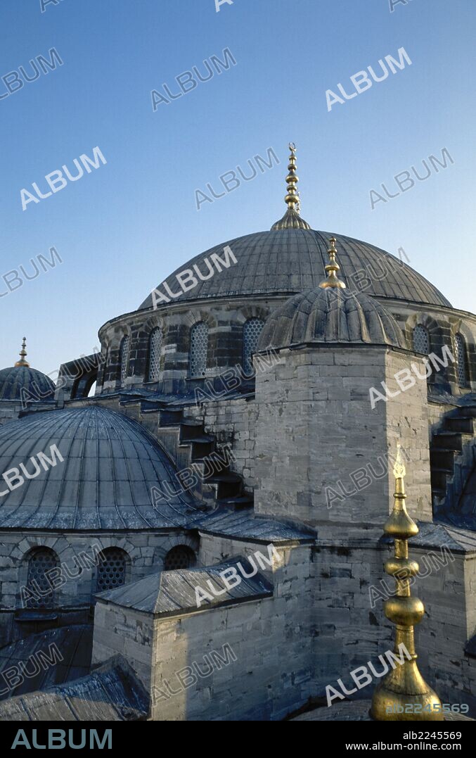ARTE ISLAMICO. ESTILO OTOMANO. TURQUIA. SULTAN AHMET CAMII o MEZQUITA AZUL. Construida por Mehmet Aga entre 1609 y 1616 por orden del sultán AHMET I (1603-1617). Vista exterior de la gran CUPULA CENTRAL, de 43 m. de altura, que cubre la Sala de Oraciones. ESTAMBUL.