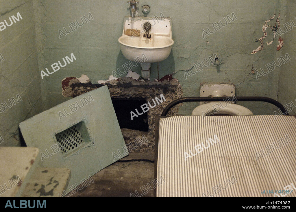 PRISION de la ISLA DE ALCATRAZ. Detalle de la CELDA DONDE TUVO LUGAR LA FUGA DEL 11 DE JUNIO DE 1962 DE LOS HERMANOS JOHN Y CLARENCE ANGLIN Y FRANK MORRIS, haciendo un agujero en la pared de la celda. San Francisco. Estado de California. Estados Unidos.