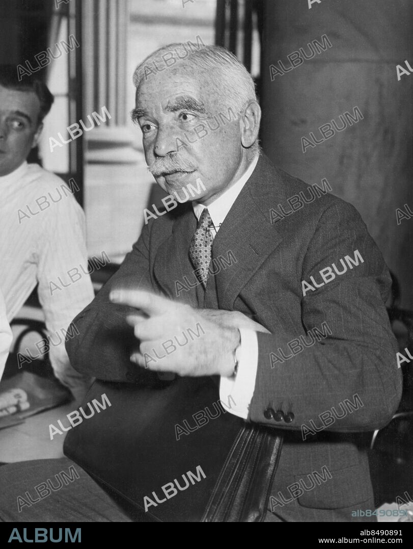 Orig. bildtext... KAHN TESTIFIES AGAIN AT SENATE INQUIRY. Suave, gray-haired Otto H. Kahn, patron of the arts and head of Kuhn, Loeb & Co., New York private bankers, leans forward to answer a question put by Ferdinand Pecora, at the Senate inquiry into the affairs of the firm at Washington, D.C., June 30th. Anm. Kahn, Otto,(1867-1934), amerikansk bankir, konstsamlare, mecenat Kroppsspråk Mustascher Gester Investerare Utfrågad CD370 persons: OTTO KAHN sites: WASHINGTON;USA.