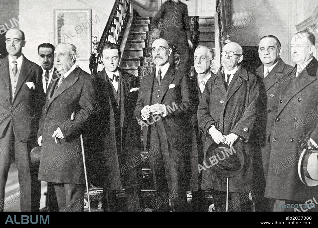 Francisco de Asís Cambó y Batlle (1876-1947), más conocido por Francesc Cambó. Político, abogado y economista español, de ideología conservadora, cofundador y líder de la Lliga Regionalista, y ministro en varios gobiernos españoles. Fue ministro de Hacienda y ministro de Fomento durante el reinado de Alfonso XIII. "1930. Cambó al dar cuenta a la prensa de la constitución del Partido de Centro, que él presidia". En la foto se distingue al duque de Maura, Silió, Goicoechea, Piniés. Reproducción fotografía.