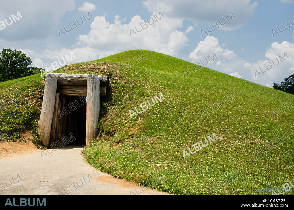 Earth Lodge Etowah Indian Mounds. Ocmulgee National Monument. Macon, Georgia.