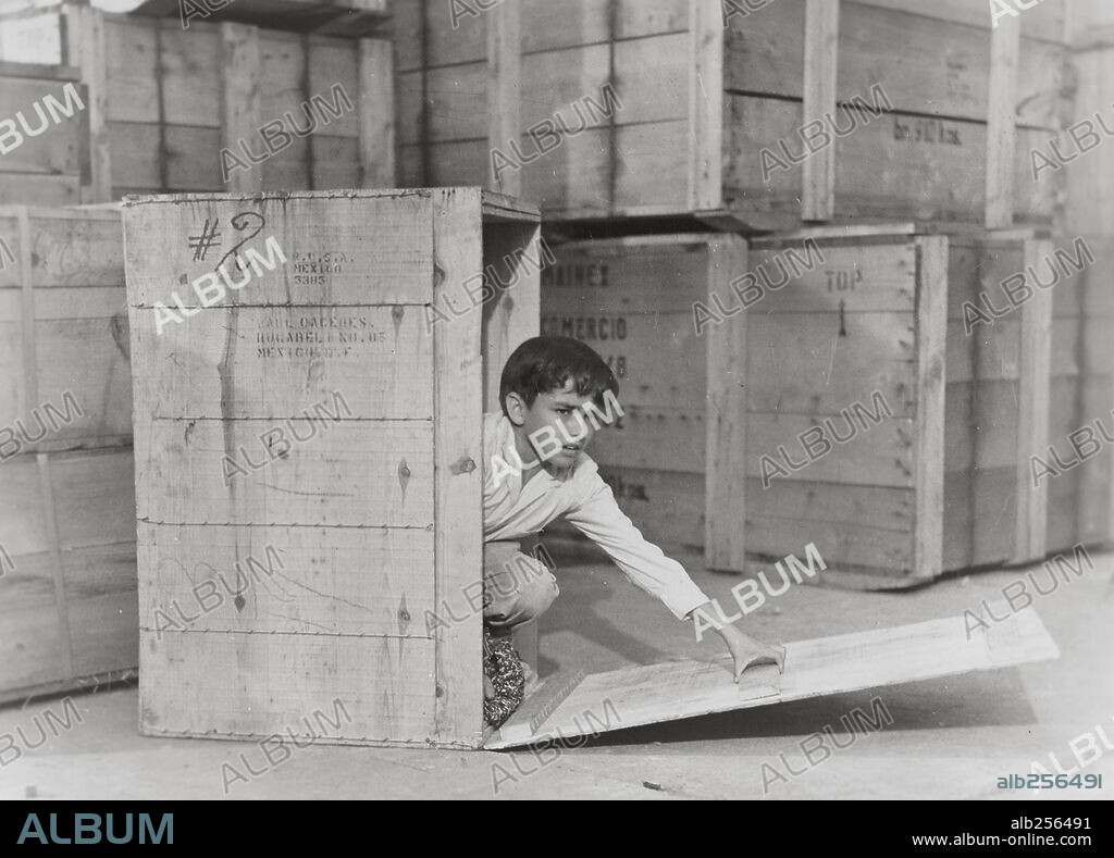JOSELITO and NIÑO PRODIGIO. JOSELITO in ADVENTURES OF JOSELITO AND TOM THUMB, 1960 (AVENTURAS DE JOSELITO EN AMÉRICA), directed by RENE CARDONA. Copyright SUEVIA FILMS.
