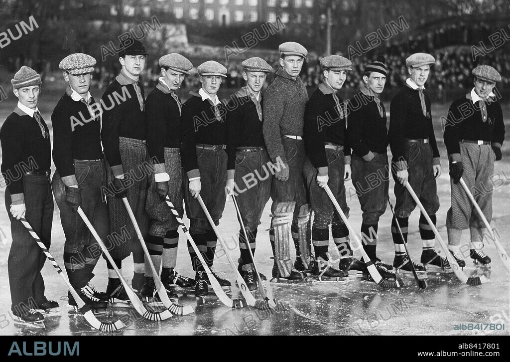 STOCKHOLM 1931. AIK:s bandylag 1931 troligen på hösten inför säsongen 1931/1932.. Fr v. Agge Haglund, Jompa Nilsson, Eivar Widlund, Jan-Erik Olsson, Dinty Haglund, Bo Gate, Sven Andersson, Erik Persson, Acke Nilsson, Garpe och Gunnar Galin.. Foto: Dagens Nyheter / TT / Kod: 192.