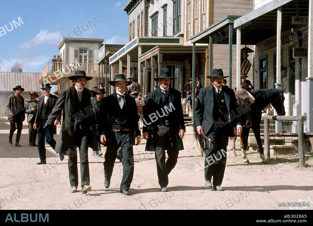 DENNIS QUAID and KEVIN COSTNER in WYATT EARP, 1994, directed by LAWRENCE KASDAN. Copyright WARNER BROTHERS.
