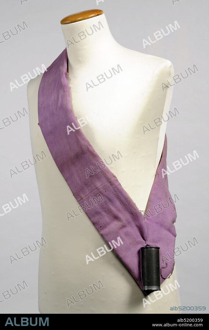 Anonymous, after 1839, cotton, copper, wood, oil paint, banner with crossbar: 128 x 95.5 x 4.5cm (1280 x 955 x 45mm), girdle: 70 × 20 × 5.5cm (700 × 200 - 55mm), Banner of the Association of Architecture and Friendship. The banner is made of white cotton, ending in two points. At the top of the text: CONSTRUCTION AND FRIENDSHIP painted with gold leaf and with a shadow edge. Below that, in the middle, an oil-painted depiction of the sun above antique building fragments and tools. Under the performance the year 1839. The banner is lined with gold-colored fringe. The back consists of three vertical strips. The two outer strips are made of white, the middle stripe of red cotton. The banner is attached to a wooden crossbar with 19 copper studs, covered with leather. The crossbar has two brass buttons. In addition to these buttons, a double gold-colored suspension cord that hangs along the banner with two tassels on both sides, Date1941.