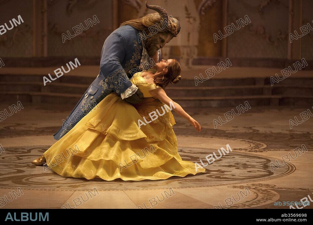 DAN STEVENS and EMMA WATSON in BEAUTY AND THE BEAST, 2017, directed by BILL CONDON. Copyright MANDEVILLES FILMS/WALT DISNEY PICTURES.