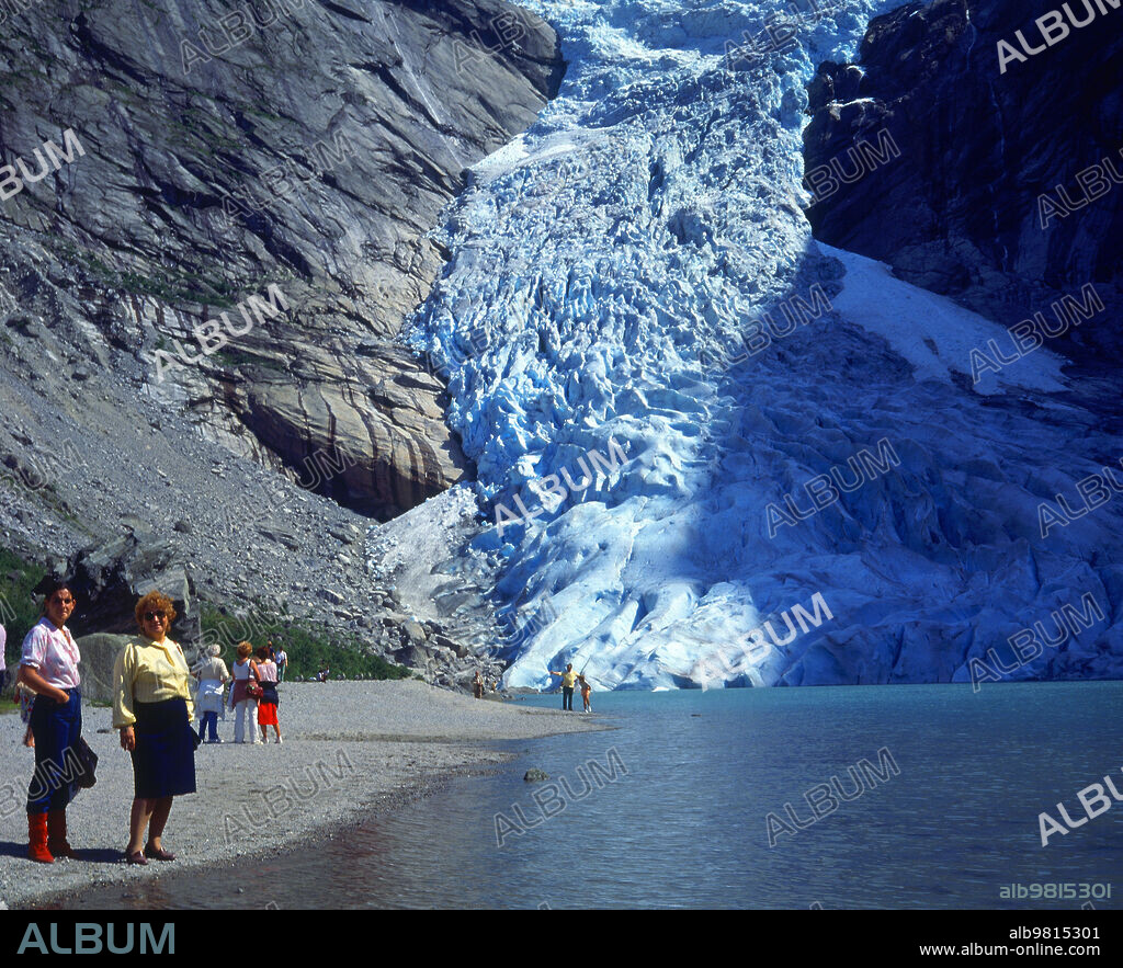 VISTA DEL GLACIAR BRIKSDAL CON TURISTAS.