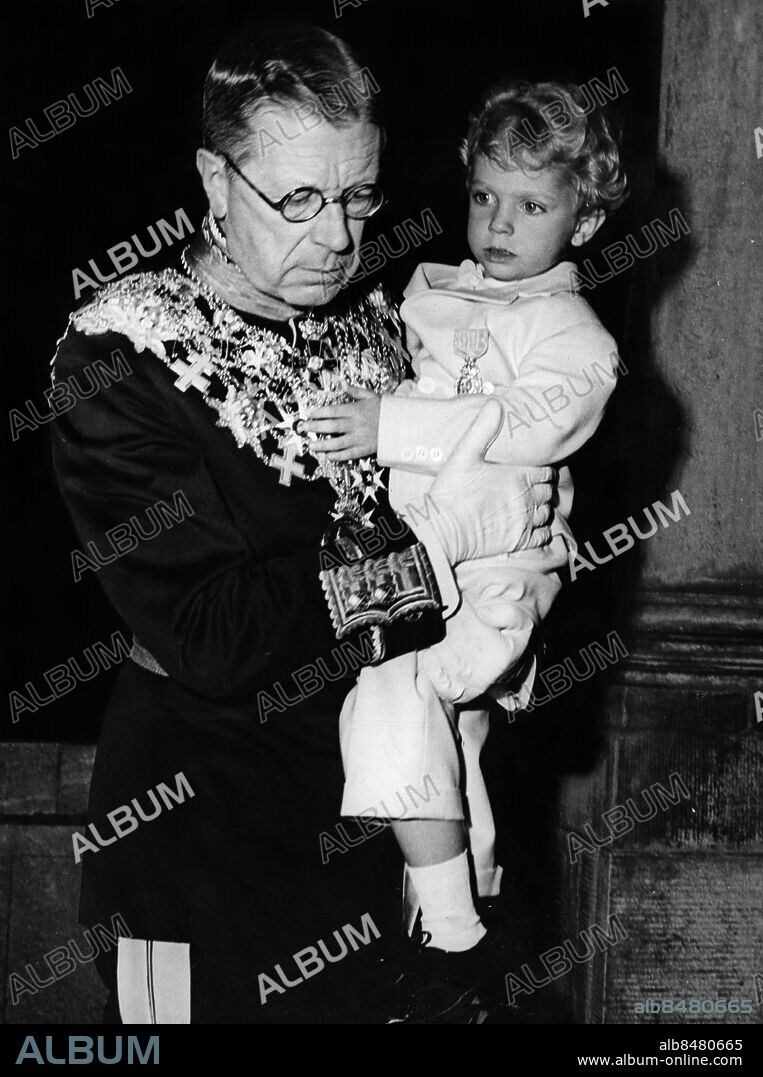 STOCKHOLM 1950 Kung Gustaf VI Adolf håller kronprins Carl Gustaf i famnen. Gustav V är död och det är dags för kronprins Gustaf Adolf att beträda tronen.. Foto: Reportagebild / TT / Kod: 37770.