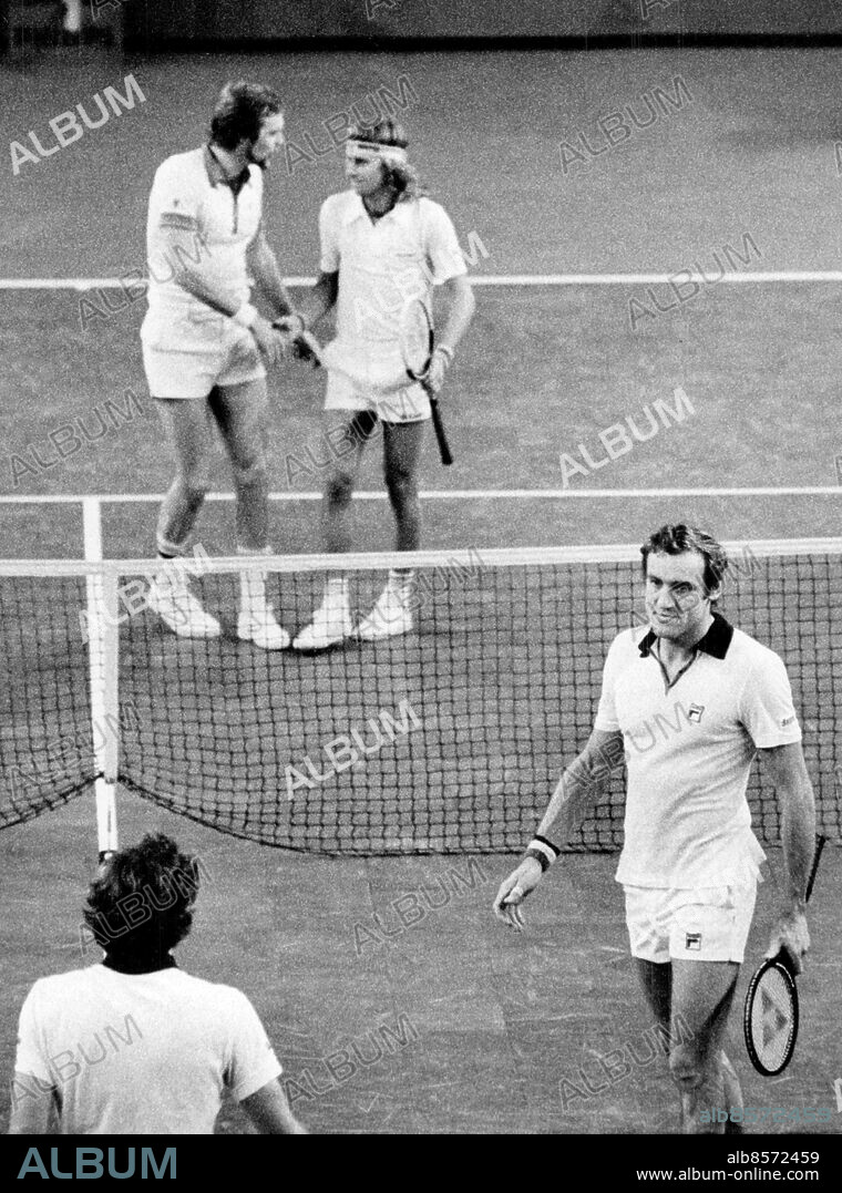 Stockholm 1975-12-20. Tennisspelarna Ove Bengtson och Björn Borg spelar dubbel i Davis Cup-finalen mot Tjeckoslovakien i Kungliga tennishallen . Foto: SvD / TT / kod 12014.