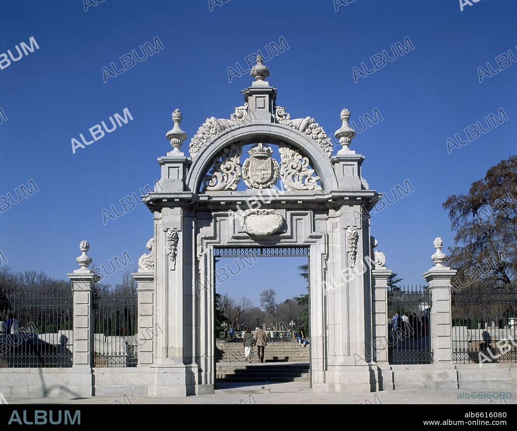 MELCHOR DE BUERAS (? / 1692). PUERTA DE MARIANA DE NEOBURGO O PUERTA DEL PARTERRE DA ACCESO AL RETIRO DESDE LA CALLE ALFONSO XII - 1689 - BARROCO ESPAÑOL.