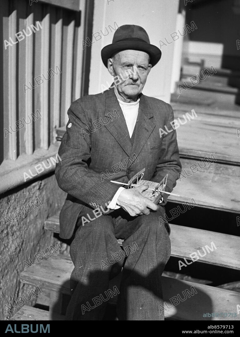 Göteborg mars 1943. Befälhavaren på Kalles färja - Karl Alfred Andersson föddes 1868 - här på 75-årsdagen *** Local Caption ***.