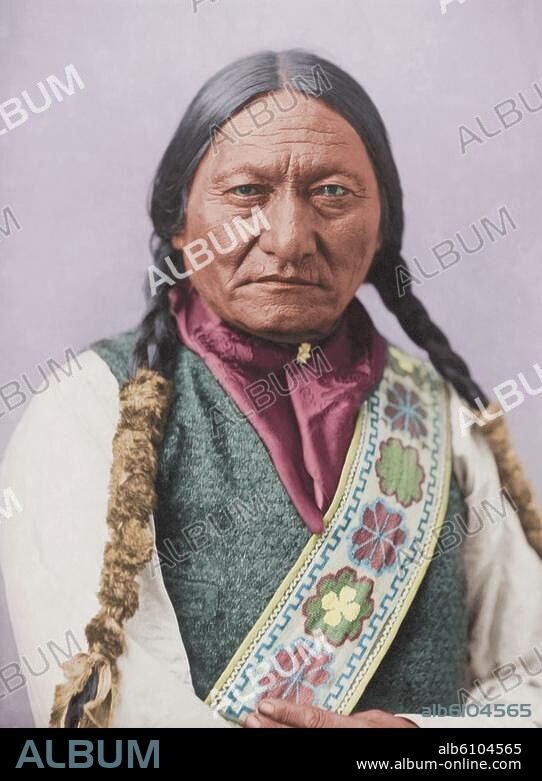 Sitting Bull, indian. Tatanka Yotanka; Häuptling der Teton-Dakota (trug 1876 zum Sieg der Sioux-Stämme über General G.A.Custer am Little Bighorn bei); 1831-15.12.1890. Porträtaufnahme, unbez., um 1885; digital koloriert.