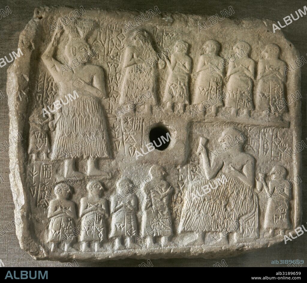 Relieve votivo de UR-NANSHE, príncipe de Lagash, con su familia en el instante de iniciar la construcción de un santuario. Datado aproximadamente en el año 2550 a. C. y realizado en piedra calcárea. Fue hallado en Girsu (Iraq), actual Tello o Telloh. (Período Dinástico Arcaico). Museo del Louvre. París. Francia.