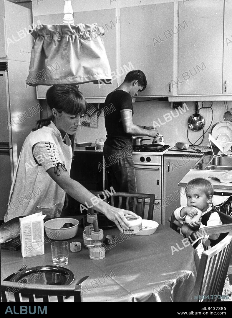 STOCKHOLM 690901 - Far (Björn Fornander) står vid spisen. Mor (Åsa) dukar till dottern (Anna). Bilden togs för en reportageserie i Expressen där fem par talade ut om hur de fördelade hemarbetet. Bilden publicerad i boken "Sextiotal" av Jan Lundgren. Foto: Olle Wester Kod: 44 . COPYRIGHT SCANPIX SWEDEN.