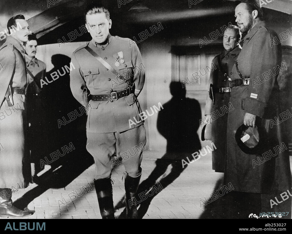 KIRK DOUGLAS en SENDEROS DE GLORIA, 1957 (PATHS OF GLORY), dirigida por STANLEY KUBRICK. Copyright UNITED ARTISTS.
