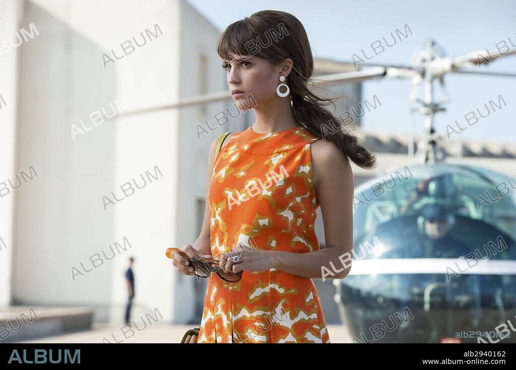 ALICIA VIKANDER en OPERACION U. N. C. L. E., 2015 (THE MAN FROM U. N. C. L. E.), dirigida por GUY RITCHIE. Copyright WARNER BROS.