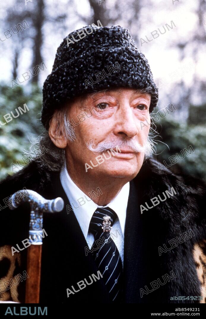 ©SCANPIX SWEDEN, 1982.. Salvador Dalí, spansk surrealistisk konstnär.. Surrealismens mästare i pälsmössa och käpp.. Foto: Scanpix. Code: 20360.