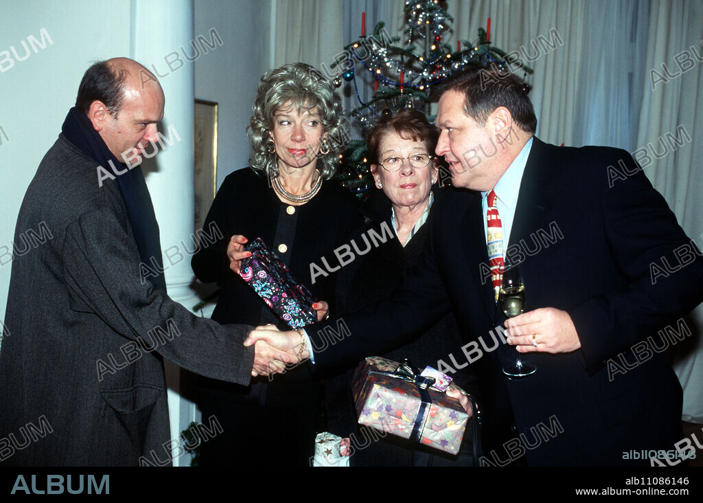 EVELYN HAMANN'S STORIES FROM LIFE - Once again, the celebration of love has its own special pitfalls for Hildegard: she has to get her partner Hans out of the apartment, because her ex-husband Günther has not dared to tell his mother about the divorce for two years... Photo from left to right: Hans (ULRICH GEBAUER), Hildegard (EVELYN HAMANN), Veronika (MARGRET HOMEYER), Günther (DIETHER KREBS) Director: Stephan Meyer aka. Class reunion / Headline: EVELYN HAMANN'S STORIES FROM LIFE / Germany 1997.
