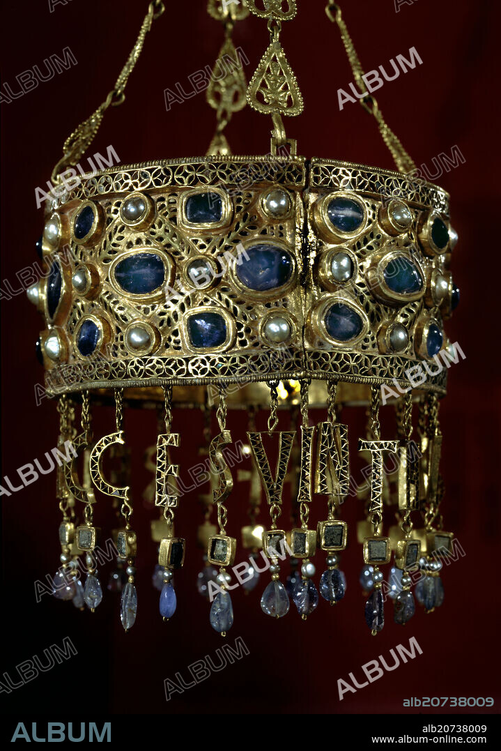 DETALLE - CORONA VOTIVA DE RECESVINTO - ARTE VISIGODO - TESORO DE GUARRAZAR - SIGLO VII.