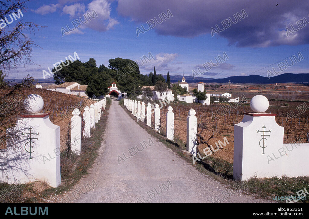 Requena-Utiel, Bodega, cerca de San Juan / San Antonio.