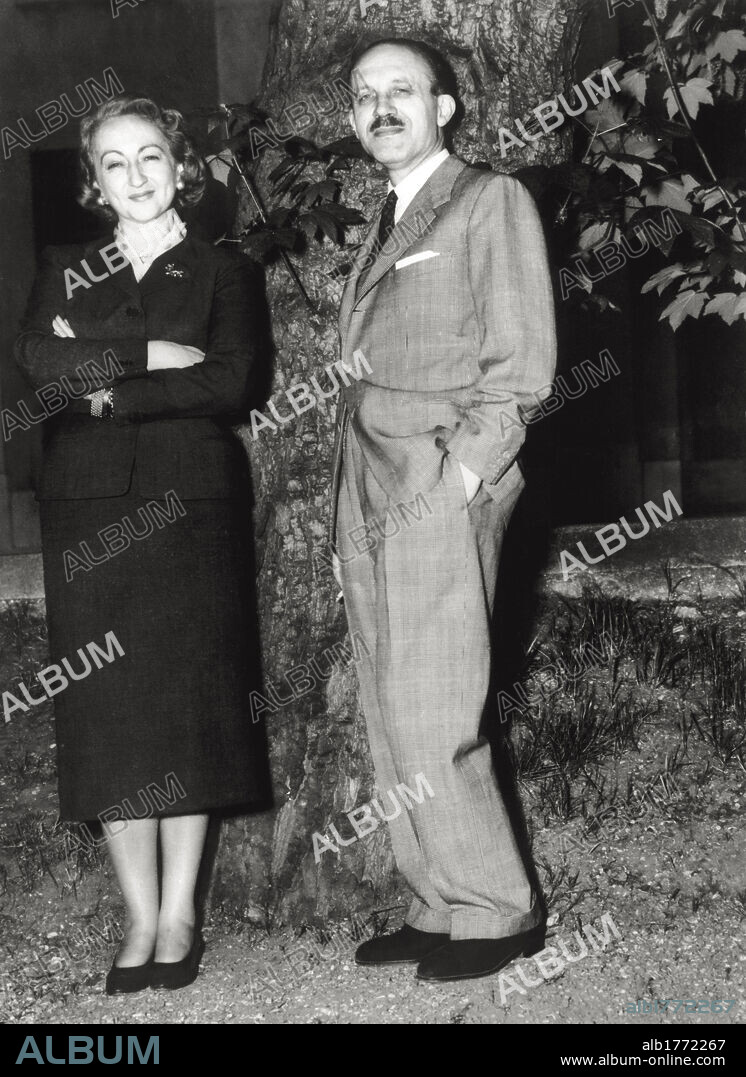 The writers Alba de Céspedes and Guido Piovene. The Italian writer Alba de Céspedes y Bertini photographed with the journalist and writer Guido Piovene in Paris, where she is staying for the French edition of her novel 'Prima e dopo'. Paris (France), June 1958.