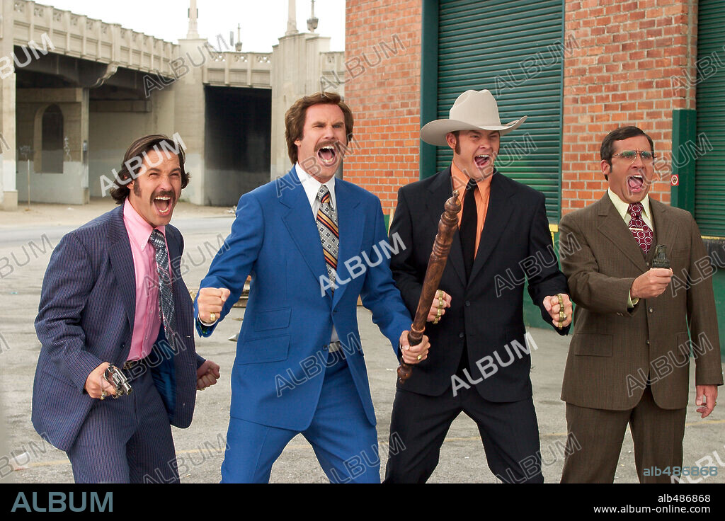 DAVID KOECHNER, PAUL RUDD, STEVE CARELL y WILL FERRELL en REPORTERO, EL: LA LEYENDA DE RON BURGUNDY, 2004 (ANCHORMAN: THE LEGEND OF RON BURGUNDY), dirigida por ADAM MCKAY. Copyright DREAMWORKS SKG / MASI, FRANK.