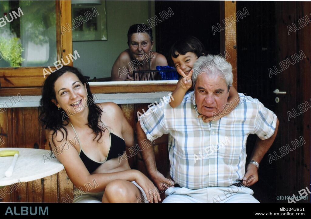 El escritor español Juan Marsé con su hija Berta, su mujer Joaquina Hoyas y su nieto, en su casa de Calafell (Cataluña) en el año 2006.