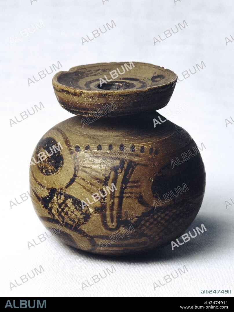 ARTE GRIEGO. SIGLO IV a. C. ARIBALO con decoración geométrica en el cuello y decoración floral en el depósito. Tiene 60 mm. de altura y 60 mm. de diámetro. Procede de Corinto. Museo del Perfume. Barcelona. Cataluña.
