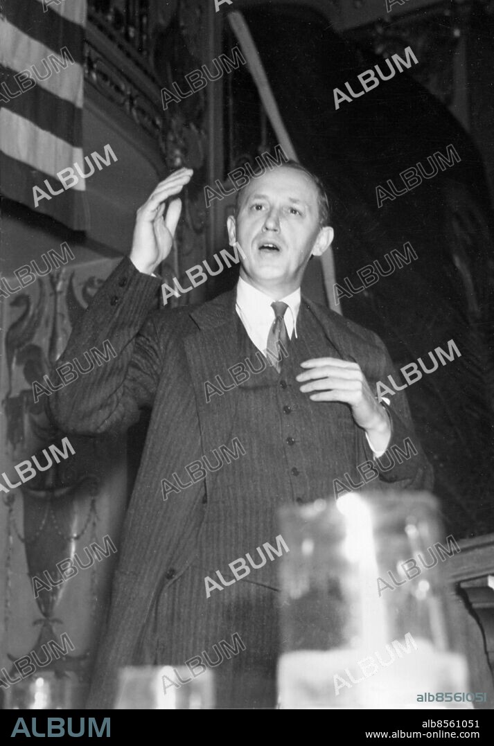 Orig. bildtext... HOPKINS DENIES POLITICAL USE OF RELIEF FUNDS. Speaking today before the United States Council of Mayors, who are meeting at The Mayflower in Washington, Harry Hopkins, FERA Administrator today emphaticaly denied reports that FERA and WPA funds were being used for political purposes or wasted on useless projects. The above striking action photos show Mr Hopkins addressing the mayors. HOPKINS SPEAKS Nov.19.1935 Anm. H Hopkins, 1890-1946, amerikansk administratör under New Deal, personlig rådgivare till president Roosevelt under andra världskriget. Se även XAB900B-XAB900C Bildserier Fotoreportage Agitation Agitator Gestikulera Gester Västar Talare CD579 persons: HARRY HOPKINS sites: WASHINGTON;USA.