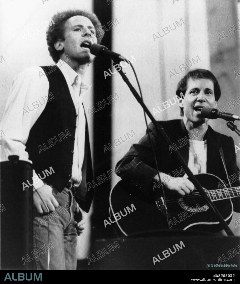 9/19/81 - NEW YORK: Art Garfunkel (L) and Paul Simon perform for more than 500,000 fans in Central Park 9/19. Police said the crowd was the largest to ever gather in the park. Concert marked the first time that Simon and Garfunkel have appeared together in concert in 11 years. UPI da/McElhearn Code: 450. COPYRIGHT SCANPIX SWEDEN.