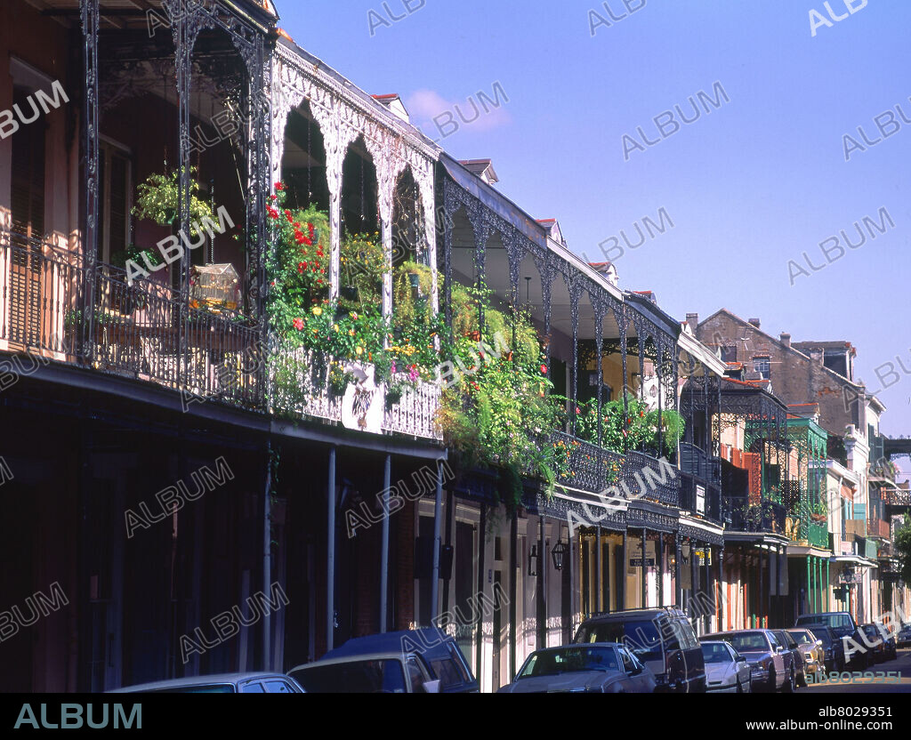 CALLE TIPICA DE NUEVA ORLEANS-CASAS COLONIALES CON BALCONES DE HIERRO.